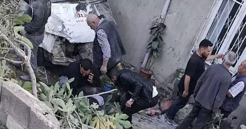 Denizli de kamyonet evin bahçesine uçtu; 1 ölü, 3 yaralı