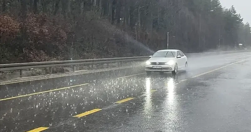 Bolu Dağı nda sağanak etkili oluyor: Görüş mesafesi düştü Bolu Haberleri