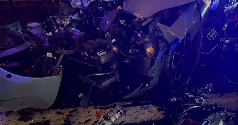 5 araç birbirine girdi! Otomobil metal yığınına döndü