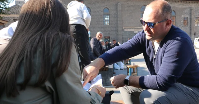 35 yıllık araçla Diyarbakır ı karış karış geziyorlar Diyarbakır Haberleri