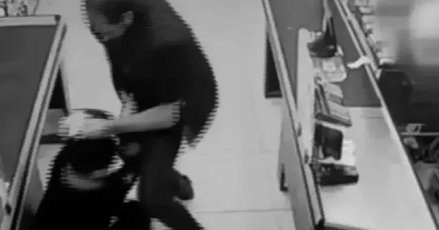 Markette şeker dökme diye uyarınca darbedildi: O anlar kamerada VİDEO İZLE