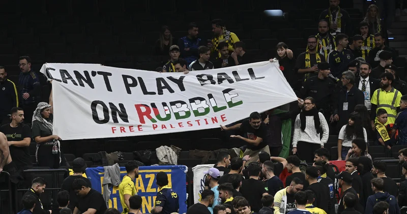 Fenerbahçe taraftarından İsrail ve EuroLeague e tepki! Enkazların üzerinde top oynayamazsın Basketbol Haberleri