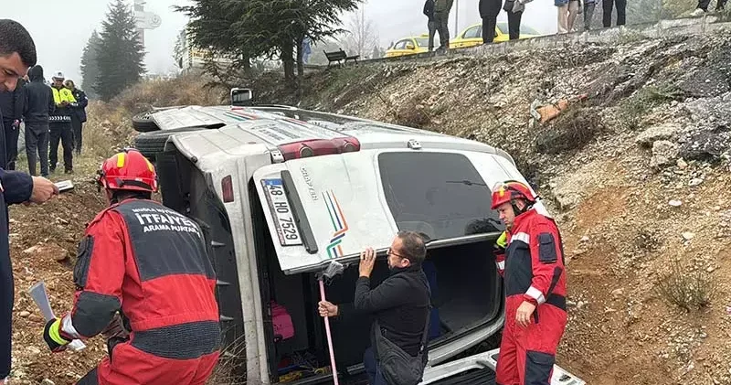 Yolcu minibüsü şarampole devrildi: 15 yaralı