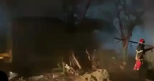 Yıldırım isabet eden iki araç küle döndü VİDEO İZLE