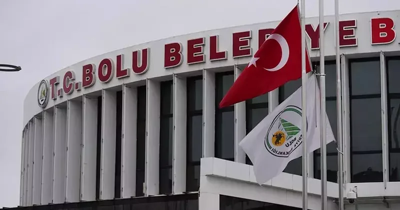 Bolu Belediyesi önündeki Türk bayrakları yarıya indirildi