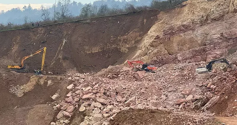 Taş ocağında göçük altında kalan kamyon şoförü yeniden aranıyor