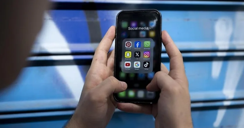 Macron: Çocukları sosyal medyadan korumalıyız