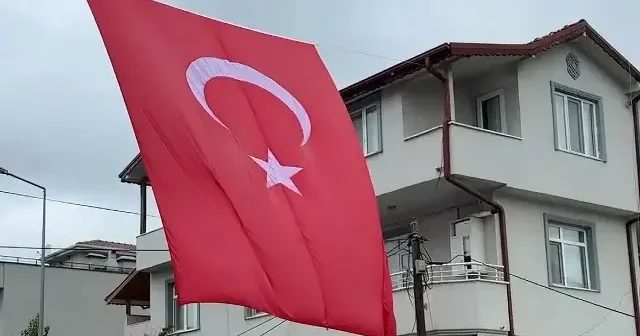 Sakaryalı şehidin mahallesi Türk bayraklarıyla donatıldı VİDEO İZLE