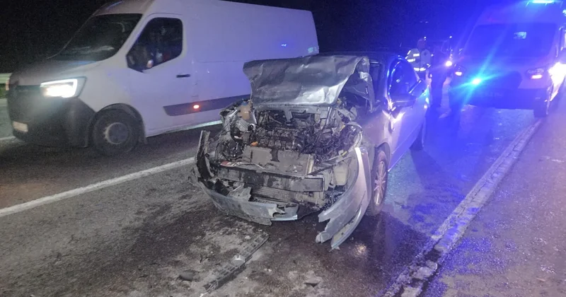 Kırmızı ışıkta kaza! Hızını alamadı arkadan çarptı: 1 i ağır 5 yaralı Sözcü Gazetesi