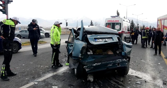 Freni boşalan kamyon zincirleme kazaya neden oldu: 2 yaralı Erzurum Haberleri