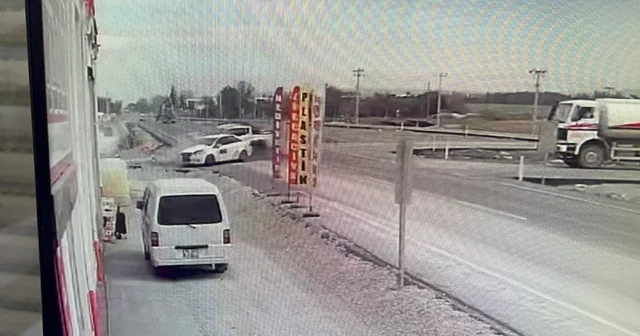 Sokağa dönmek isteyen otomobile arazi aracı çarptı, kaza anı kameraya yansıdı Eskişehir Haberleri