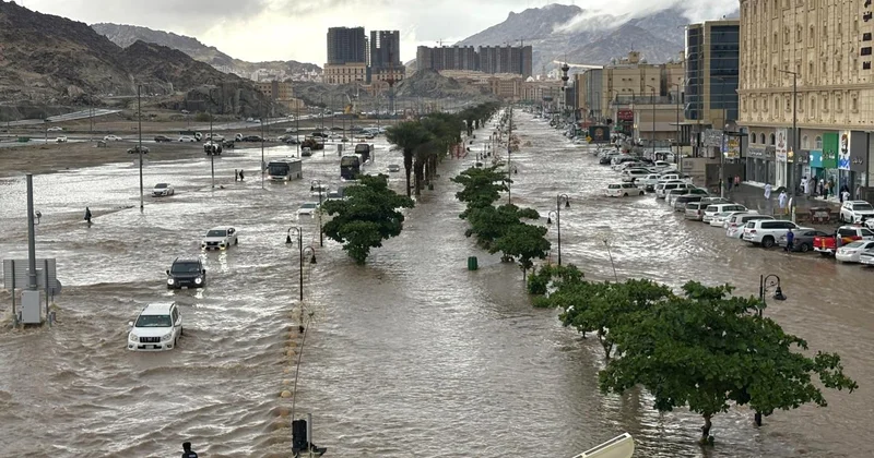 Mekke nin güneyinde dünden beri devam eden yağışlar sele yol açtı