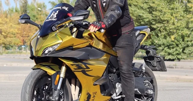 İron Man kaskı ile dolaşan motosikletli dikkat çekiyor Süper kahraman kaskı ile tüm gözler onun üzerinde Bahadır Dülger: Konsept amacıyla yaptım, güzel oldu Eskişehir Haberleri