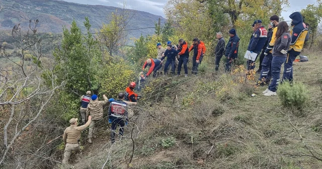 Düştüğü çalılık mezarı oldu Kadının cenazesi yaklaşık 1 saat süren operasyonla sıkıştığı yerden kurtarıldı Bartın Haberleri