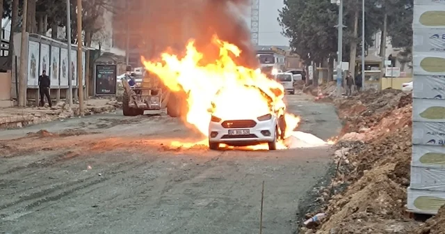 Şantiye çalışmaları esnasında zarar verilen doğalgaz borusundan çıkan alevlerle hafif ticari araç yandı Hatay Haberleri