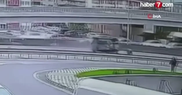 Kocaeli de feci kaza! Otomobilin taklalar attığı o anlar saniye saniye kamerada