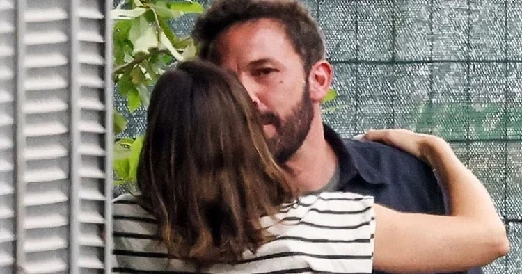 Birini aldattı, diğeriyle geçinemeyip boşandı.. Şimdi paylaşılamayan adam oldu... İki eski karısı arasında kaldı