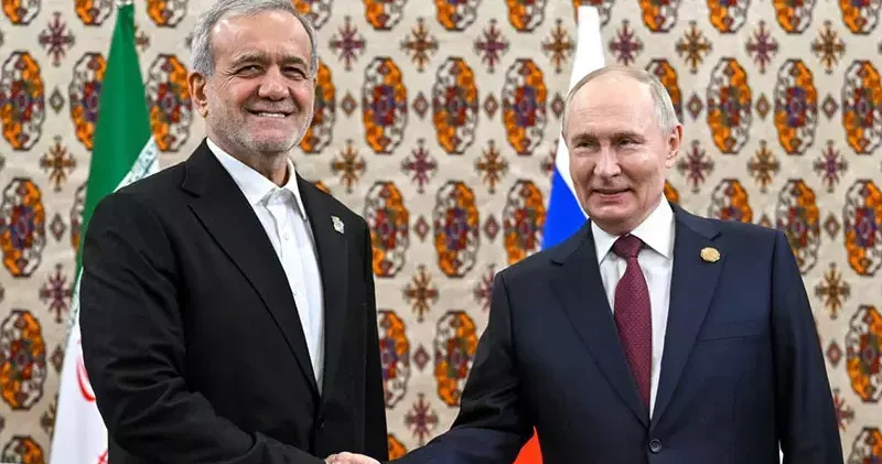 Rusya Devlet Başkanı Putin ile İran Cumhurbaşkanı Pezeşkiyan, Türkmenistan’da görüştü