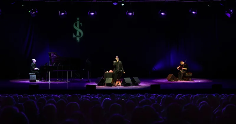 Cem Adrian özel bir konserle İş Sanat’taydı