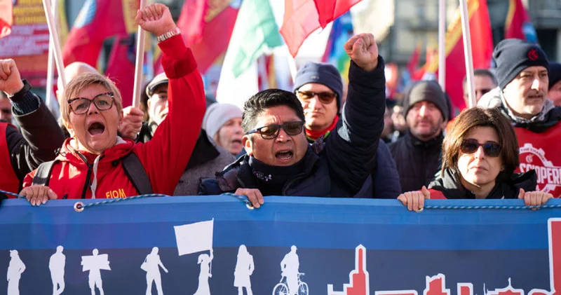 İtalya da işçiler, hükümetin 2026 bütçe planını protesto için greve gitti Dış Haberler