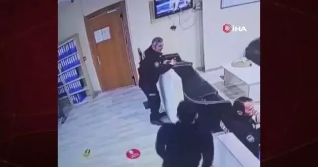 Polis merkezinde bir şahıs bekçiye saldırarak silahını almaya çalıştı