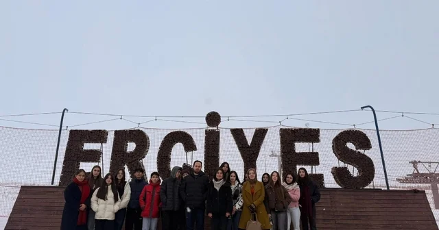 Erciyes in zirvesinde öğrencilere yönelik Uluslararası Dağlar Günü etkinliği Kayseri Haberleri