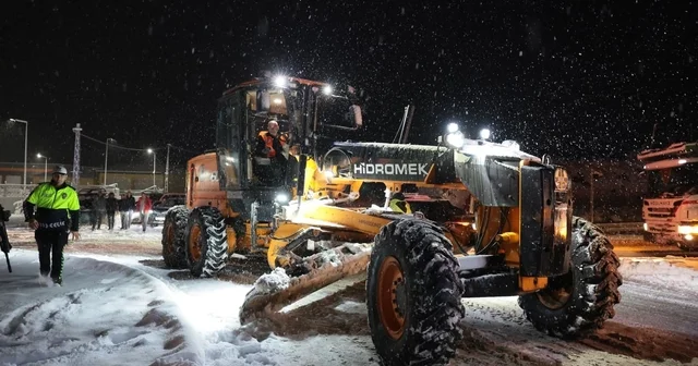 Erzincan Valisi karla mücadele çalışmalarını sahada takip etti Erzincan Haberleri