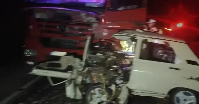 TIR ile otomobil kafa kafaya çarpıştı VİDEO İZLE