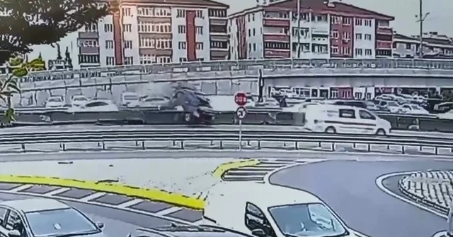 Beton bariyere çarpan otomobil, devrilip sürüklendi; kaza kamerada Kocaeli Haberleri