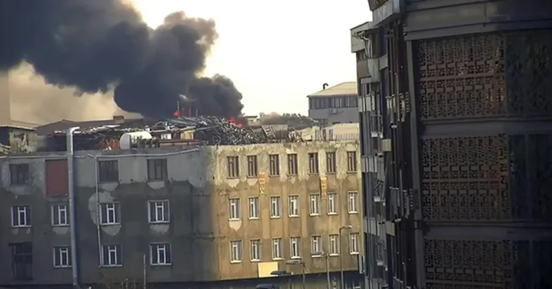 Sultangazi de can pazarı: Çatıda başlayan yangın binayı sardı!