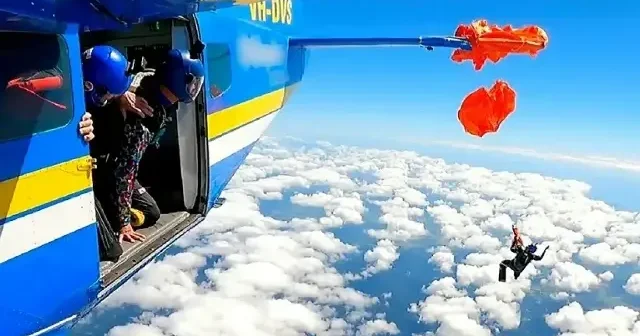 Avustralya da yedek paraşütü uçağın kuyruğuna takılan sporcu 4 bin 600 metre yükseklikte asılı kaldı VİDEO İZLE