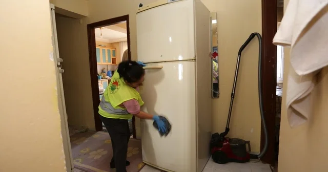 Yalnız yaşayan yaşlı kadına şefkat eli Kepez Belediyesi ekipleri 80 yaşındaki Fatma Yamacı nın evini temizledi Antalya Haberleri