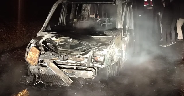 Seyir halindeki hafif ticari araç alev topuna döndü Alevlere teslim olan araçtan geriye demir yığını kaldı Karabük Haberleri