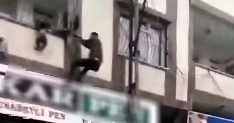 Gaziantep’te balkonun demir korkuluğunda asılı kalan çocuğu, vatandaş kurtardı; o anlar kamerada