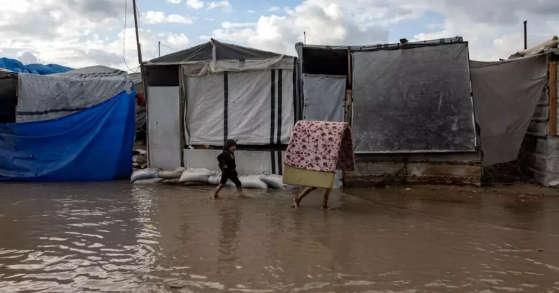 Gazze yi şiddetli fırtına vurdu: 27 binden fazla çadır kullanılmaz halde! Ölüler var