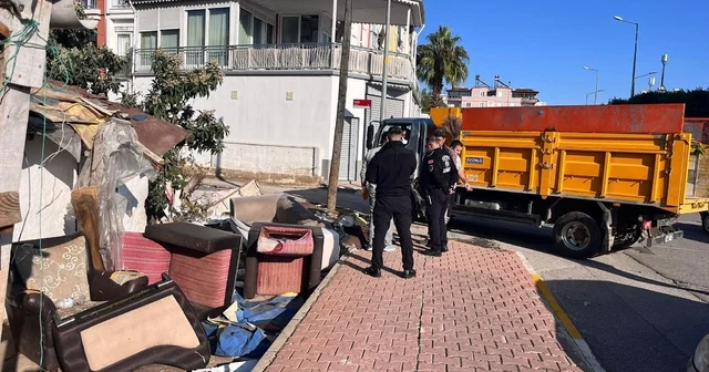 Kepezde müstakil ev çevresindeki 2 kamyon çöp atık malzeme toplandı Antalya Haberleri