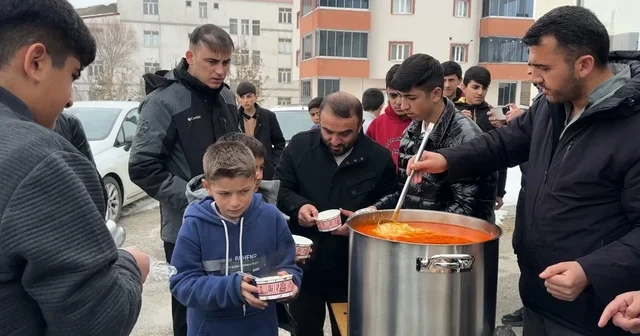 Yüksekova da cuma namazı sonrası cemaate keledoş ikram edildi Hakkari Haberleri