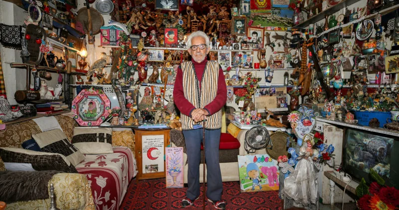 Kazım amca 60 yıllık hediyelikleri ve çeşitli illerden aldığı eşyaları bir odaya sığdırdı