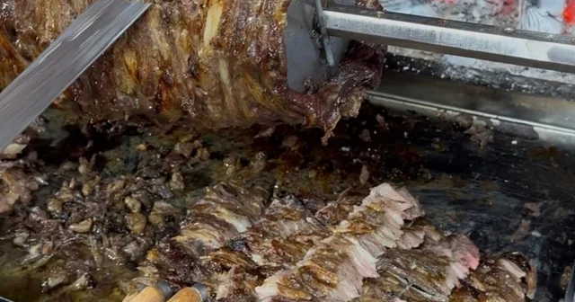 Bin yıllık yemek kültürünü 400 yıllık hana taşıdılar 400 yıllık han, bin yıllık lezzetle buluştu Yüzyıllık kavurma geleneğine Cağ döner de eklendi Bursa Haberleri