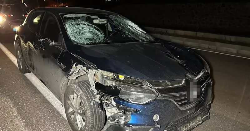 Uşak ta yol ortasında feci kaza: 3 kişi hayatını kaybetti! Kaza anı kamerada