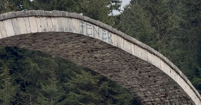 Rize de tarihi kemer köprüye sprey boya ile zarar verildi Rize Haberleri