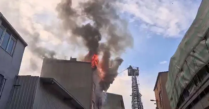 Son dakika... Sultangazi de bir binanın çatısında yangın! Çok sayıda ekip sevk edildi