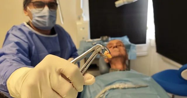 83 yaşında 20 lik dişi çıktı Manisa Haberleri