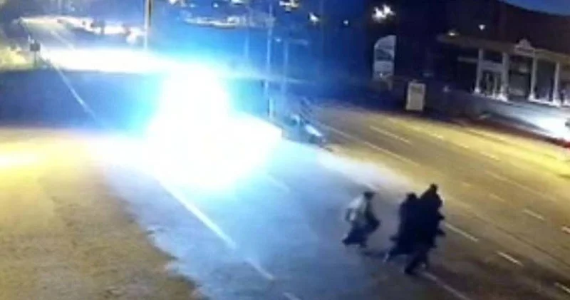 Karşıya geçmek isterken araba çarpan 3 kişi hayatını kaybetti: O anlar kamerada!