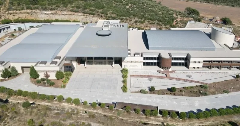 Kuşadası nda 100 milyon dolarlık skandal: Efes Kongre Merkezi çürüyor