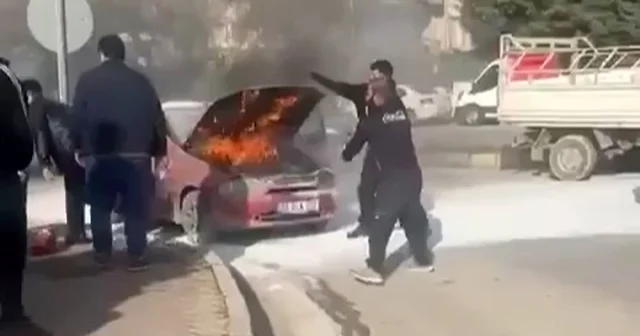 Seyir halindeyken yanan otomobili çevredeki vatandaşlar söndürdü Gaziantep Haberleri