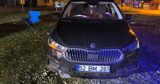 Elazığ da kontrolü kaybedilen otomobil kavşaktaki refüje çıktı: 1 yaralı Elazığ Haberleri