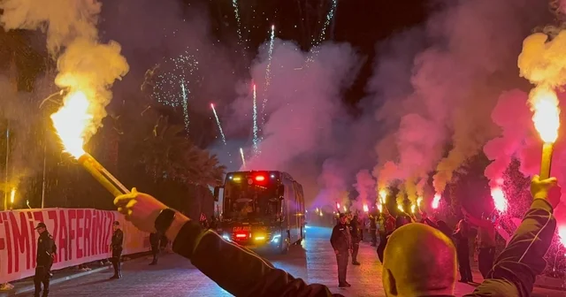 Galatasaray, Antalya da Şampiyonlar Ligi müziğiyle karşılandı Meşaleleri yakan taraftarlar, sarı kırmızılılara yoğun sevgi gösterisinde bulundu Antalya Haberleri