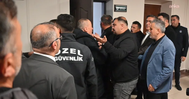 Belediye Meclisi nde arbede! AKP ve YRP li üyeler birbirine girdi Sözcü Gazetesi