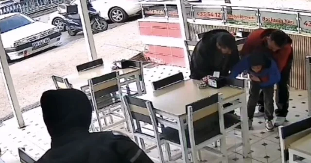 Boğazına şeker takılan çocuğu, Heimlich manevrasıyla kurtardı; o anlar kamerada Karabük Haberleri